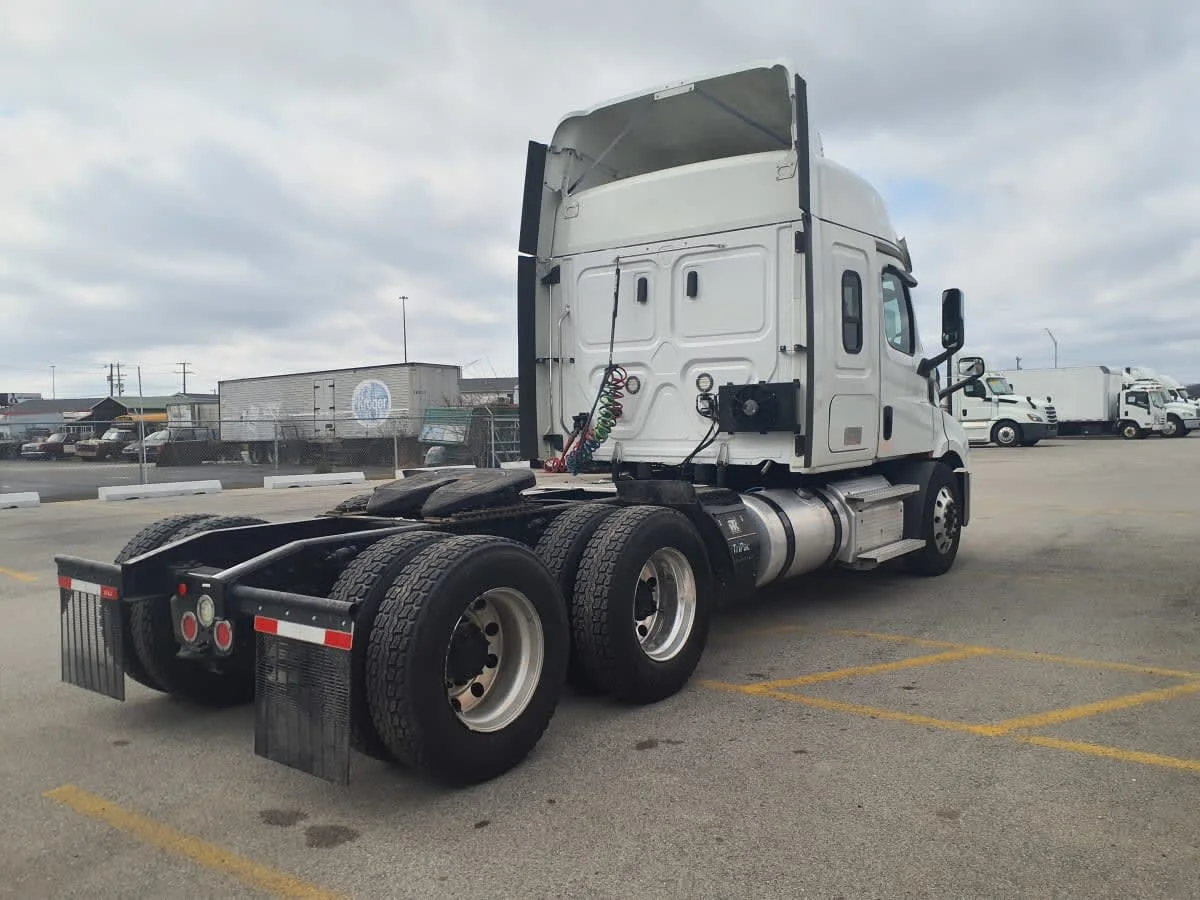 2020 Freightliner Cascadia in Clarksville, IN — photo 4