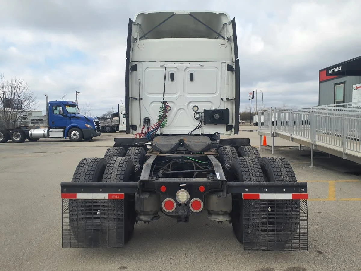 2020 Freightliner Cascadia in Clarksville, IN — photo 5