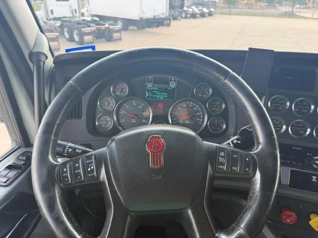 2020 Kenworth T680 — photo 47