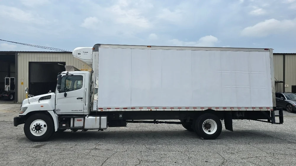 2019 Hino 268 in Forest Park, GA — photo 4