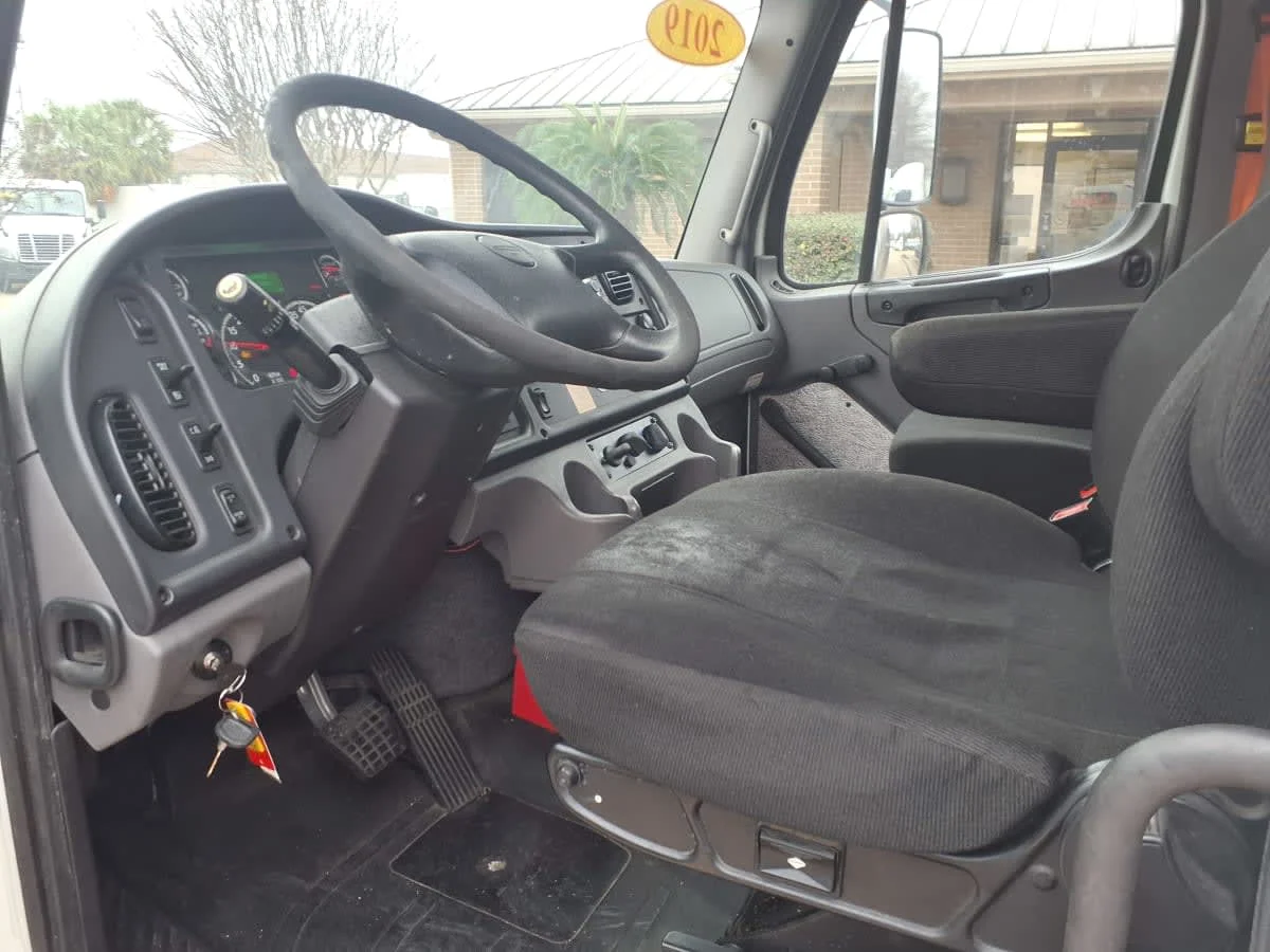 2019 Freightliner M2 106 in Houston, TX — photo 8