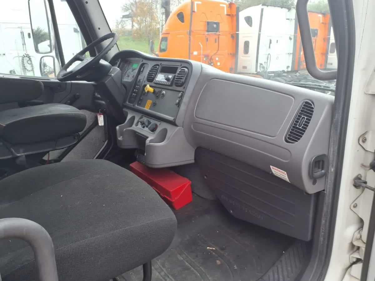 2019 Freightliner M2 106 in Houston, TX — photo 12
