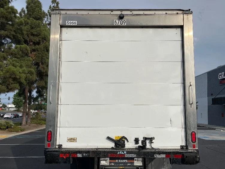 2019 Hino 268 - image 7