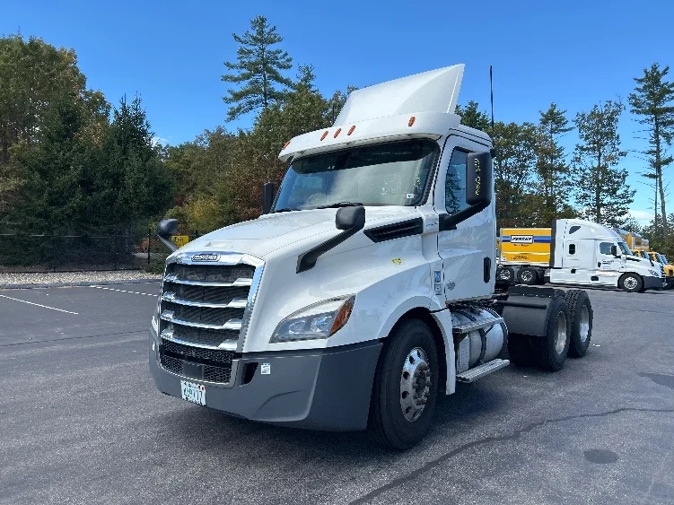 2019 Freightliner Cascadia in Braintree, MA — photo 3