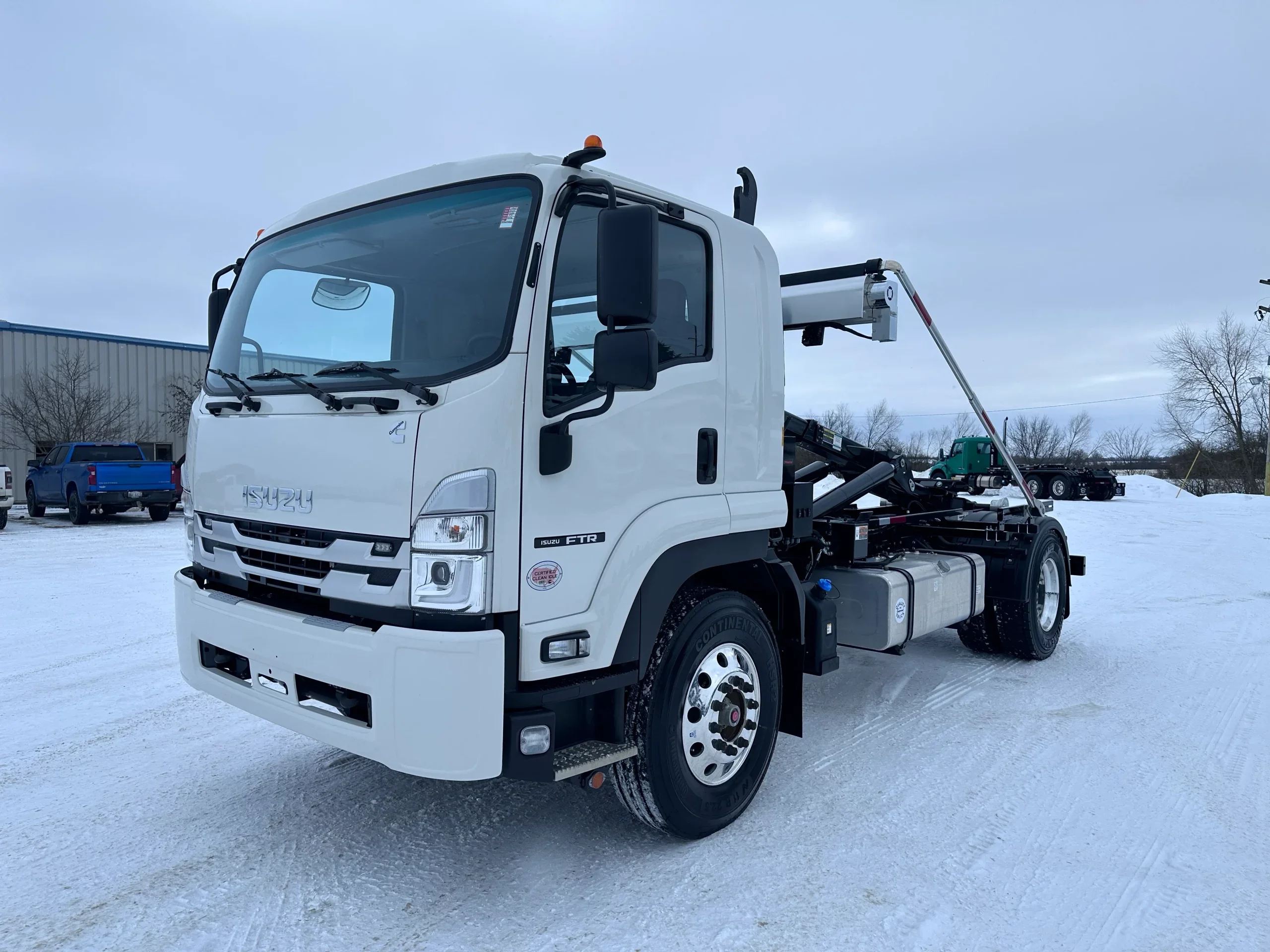 2025 Isuzu FTR - image 3