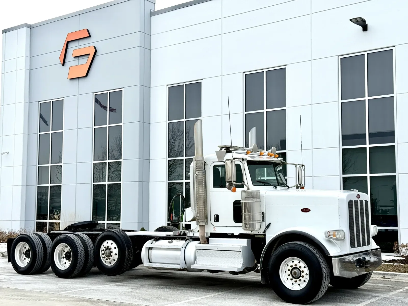 2018 Peterbilt 389 - image 2