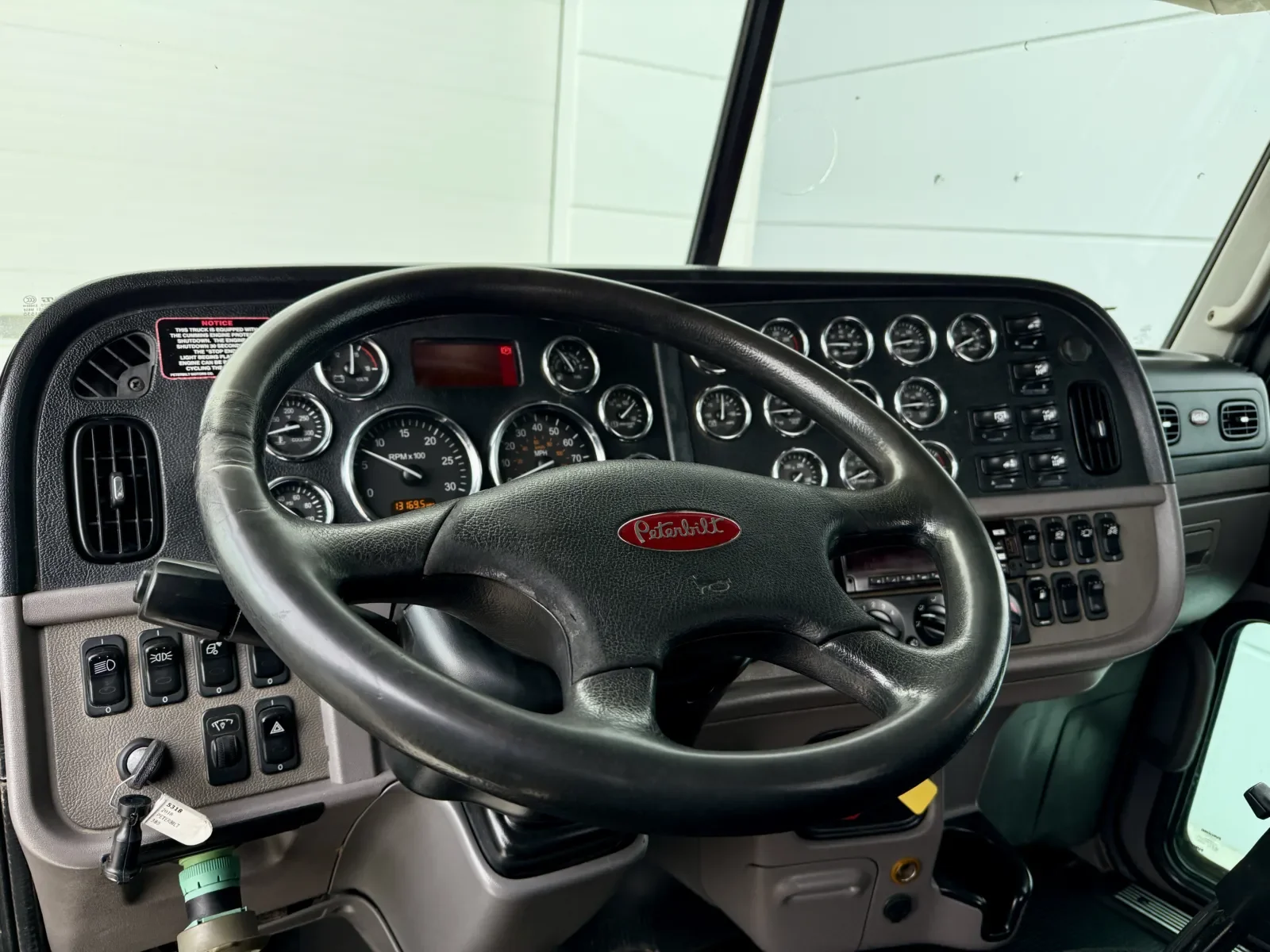 2018 Peterbilt 389 - image 15