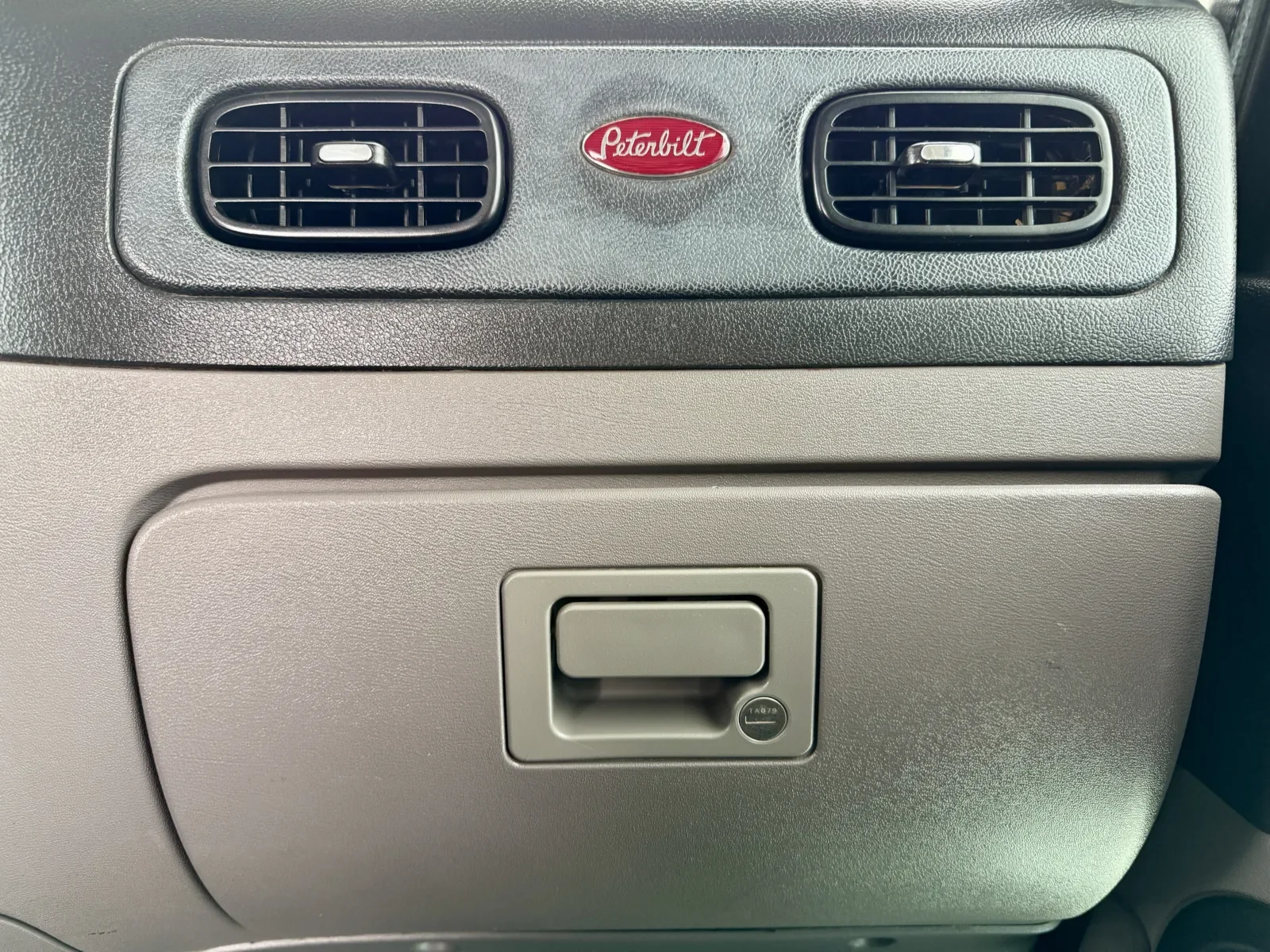 2018 Peterbilt 389 in New Lenox, IL — photo 19