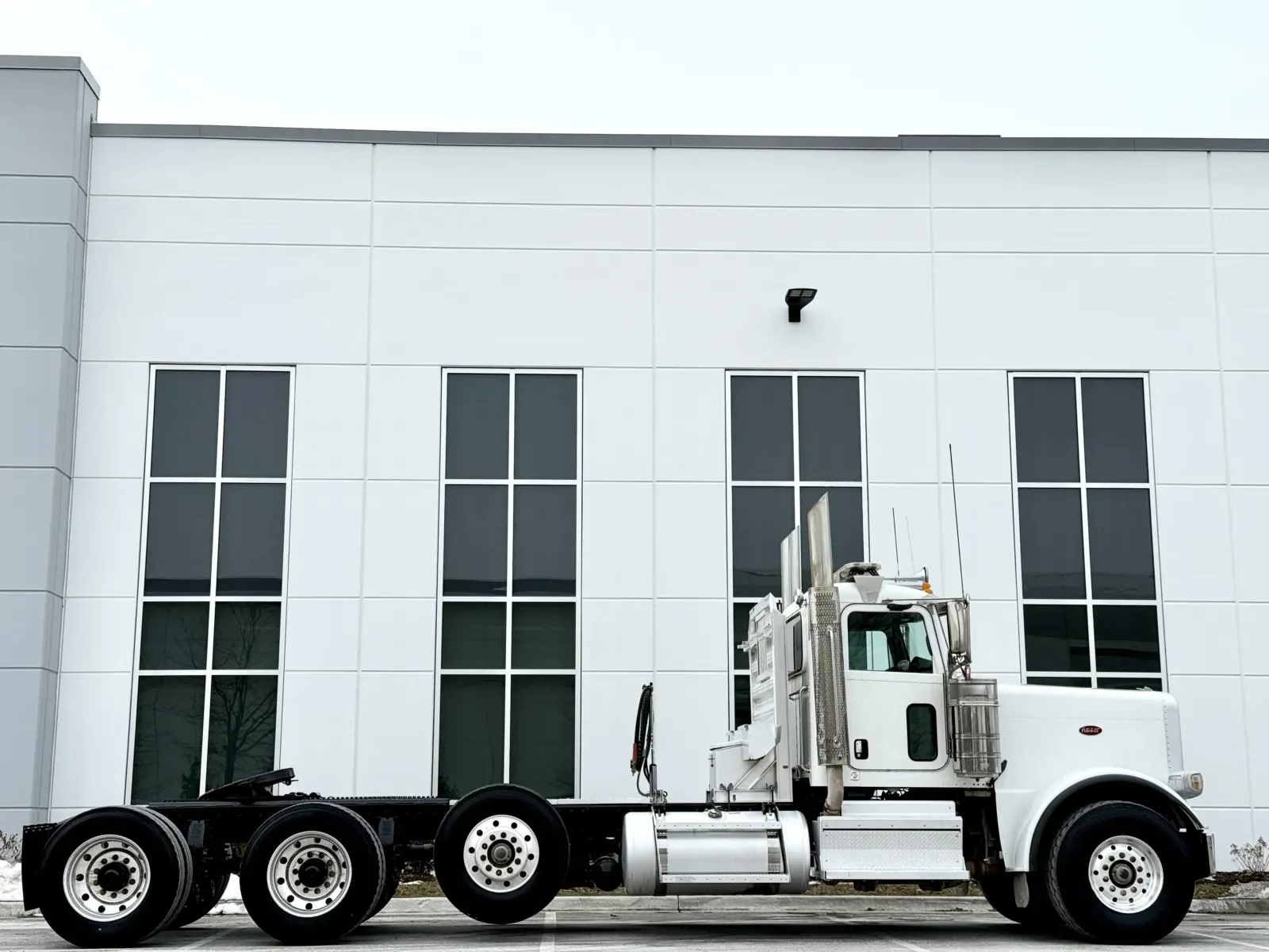 2018 Peterbilt 389 in New Lenox, IL — photo 3