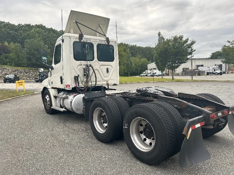 2019 Freightliner Cascadia in Fitchburg, MA — photo 5