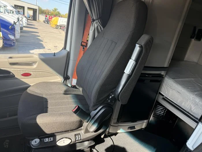 2021 Peterbilt 579 - image 9