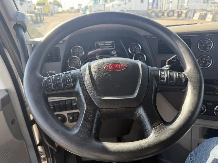 2021 Peterbilt 579 in Dallas, TX — photo 16