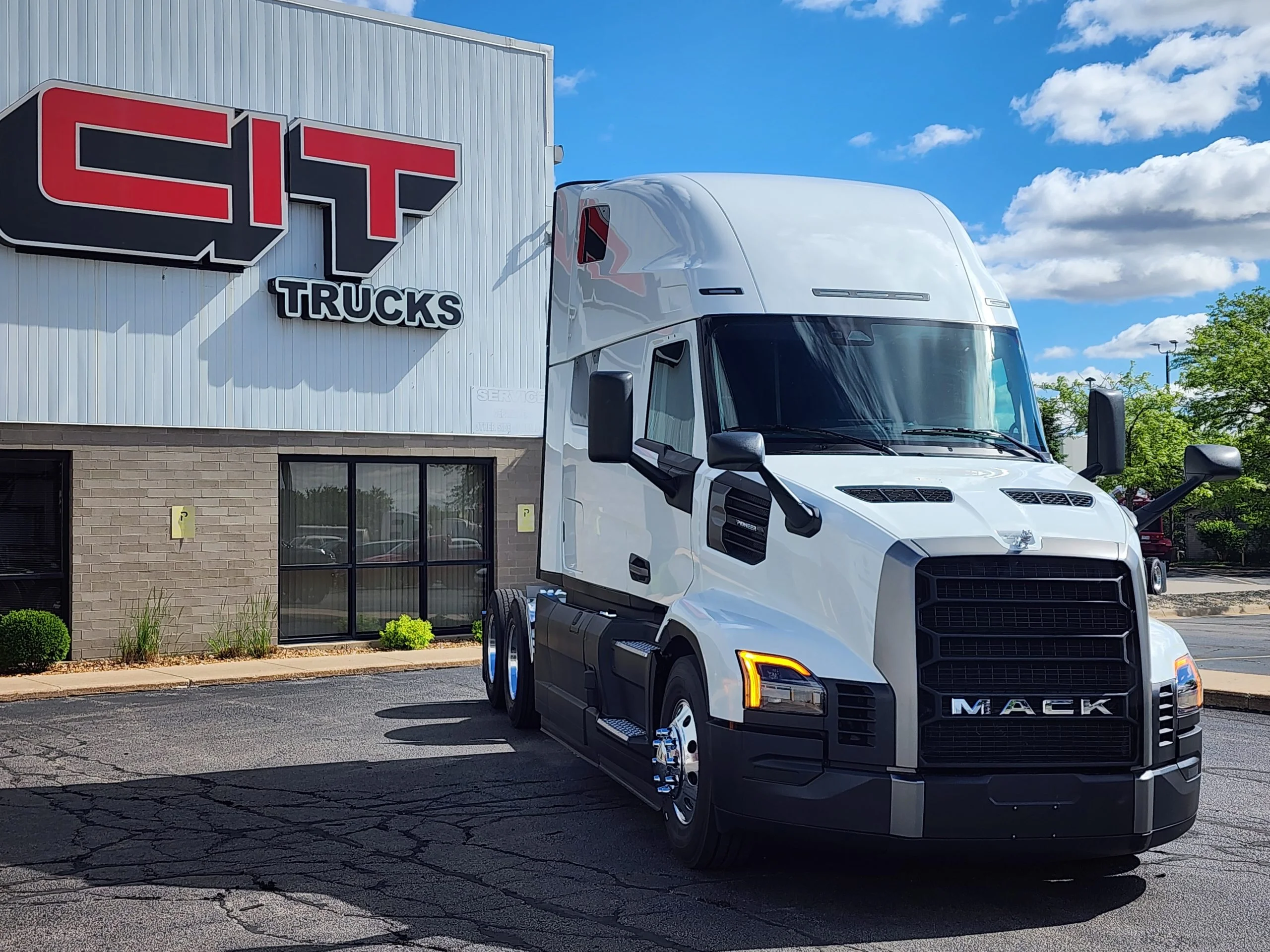 2027 Mack Pinnacle in Rockford, IL — photo 3