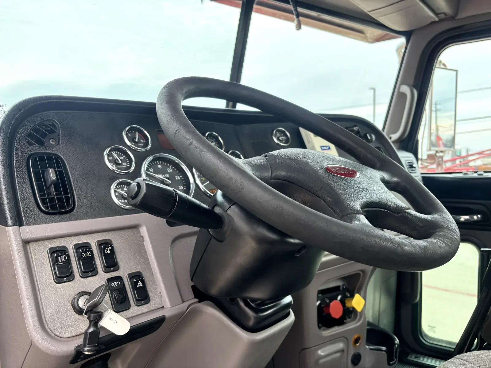 2012 Peterbilt 388 in Hutchins, TX — photo 15