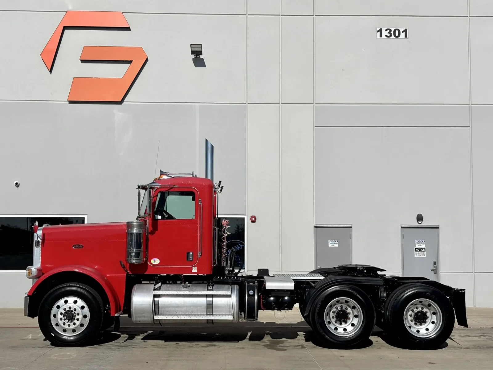 2012 Peterbilt 388 in Hutchins, TX — photo 4