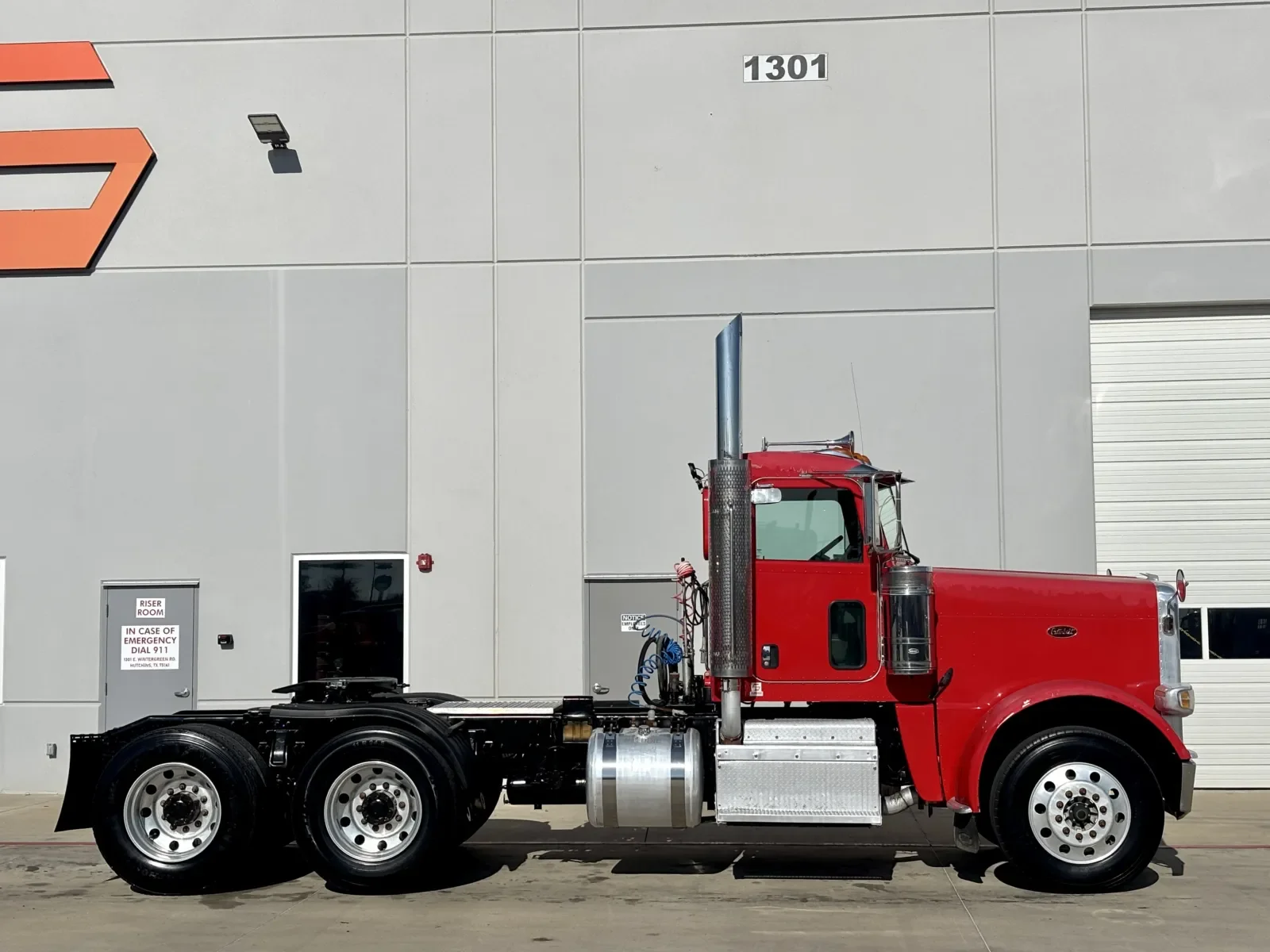 2012 Peterbilt 388 in Hutchins, TX — photo 3