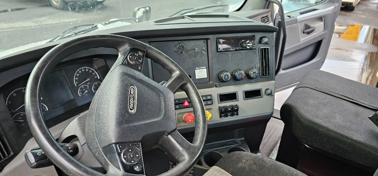 2019 Freightliner Cascadia - image 10