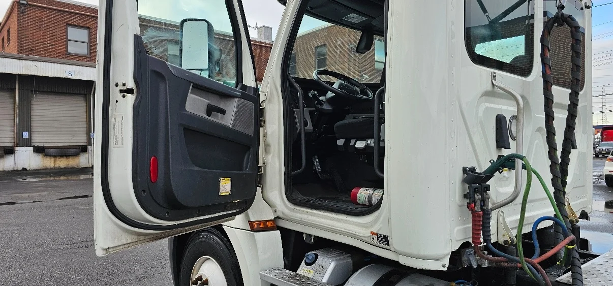 2019 Freightliner Cascadia - image 9