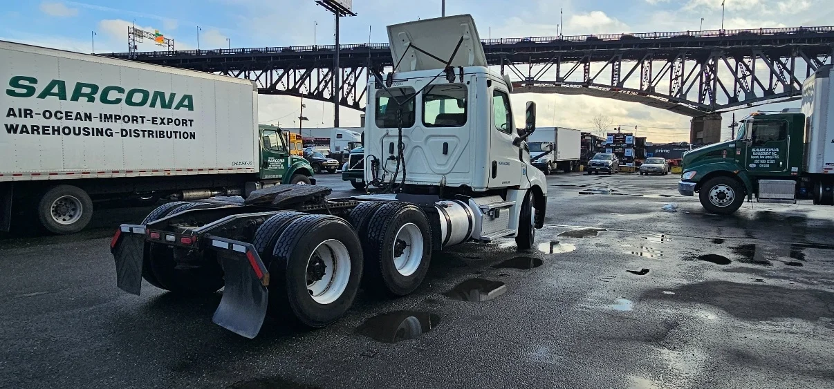 2019 Freightliner Cascadia - image 7