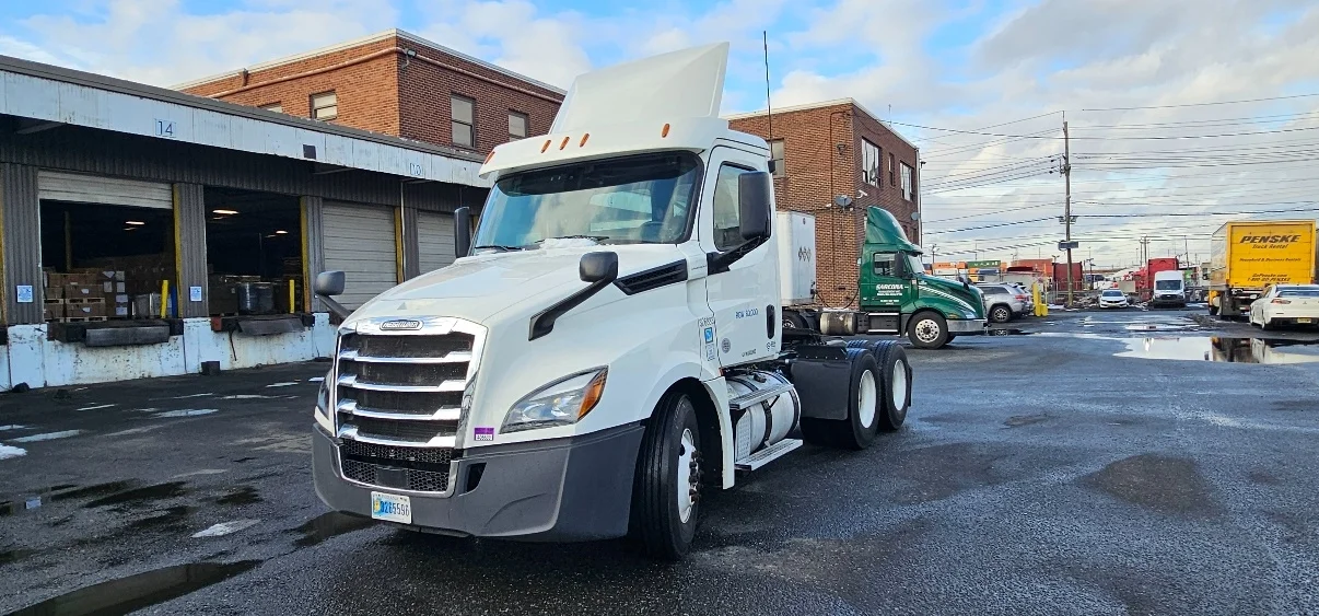 2019 Freightliner Cascadia - image 3