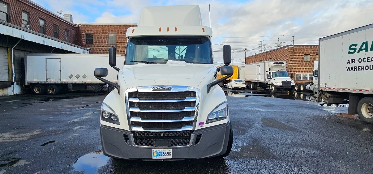 2019 Freightliner Cascadia - image 2