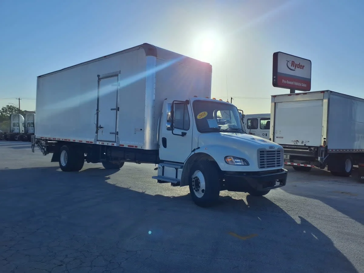 2018 Freightliner M2 106 in Fort Worth, TX — photo 3