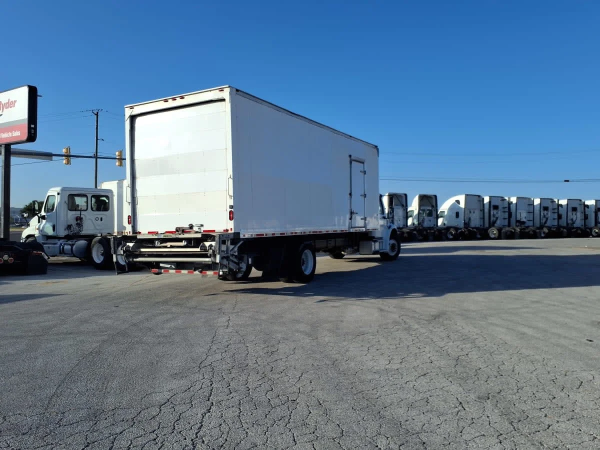 2018 Freightliner M2 106 in Fort Worth, TX — photo 4