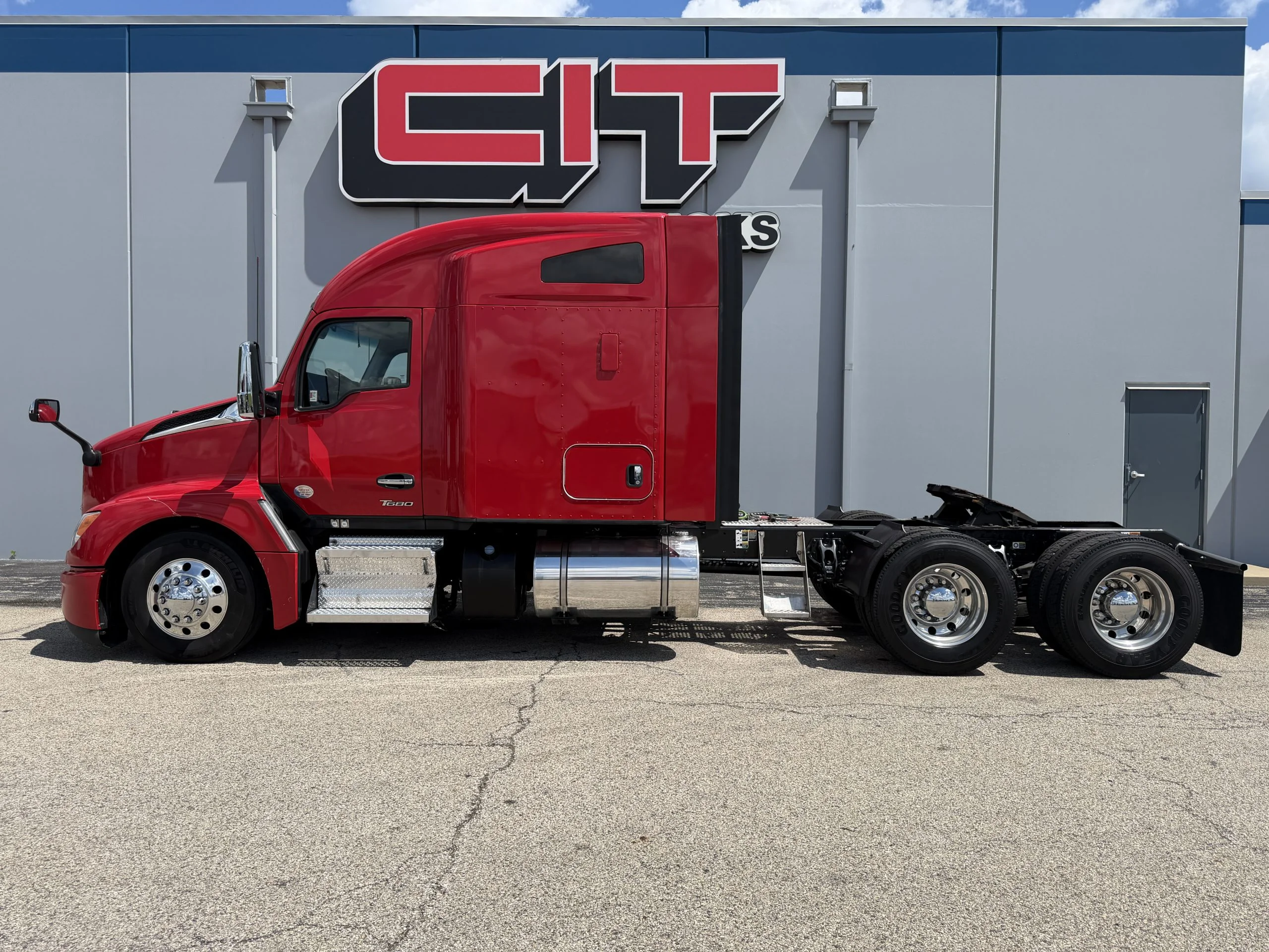 2022 Kenworth T680 in Champaign, IL — photo 5