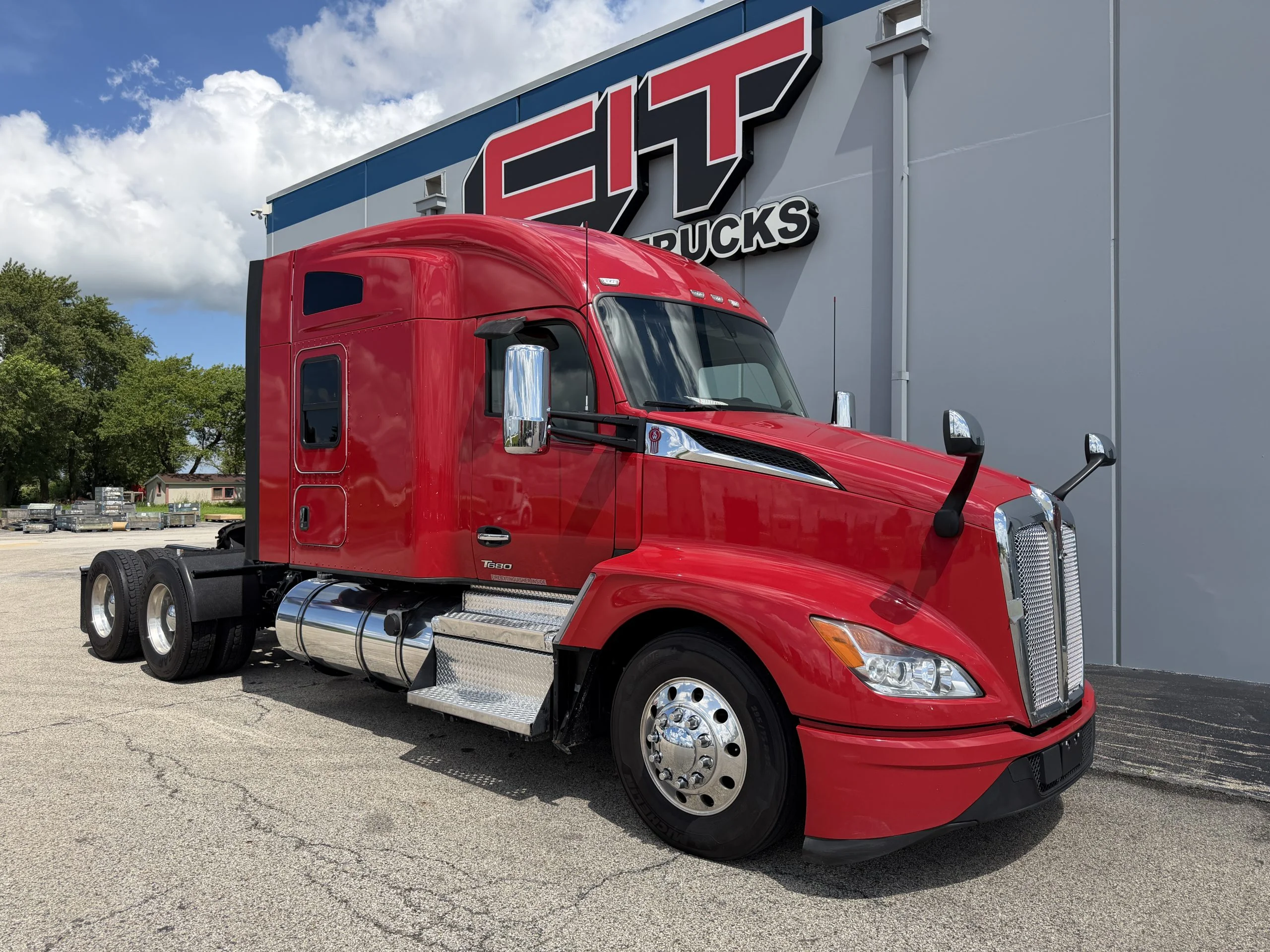 2022 Kenworth T680 in Champaign, IL — photo 2