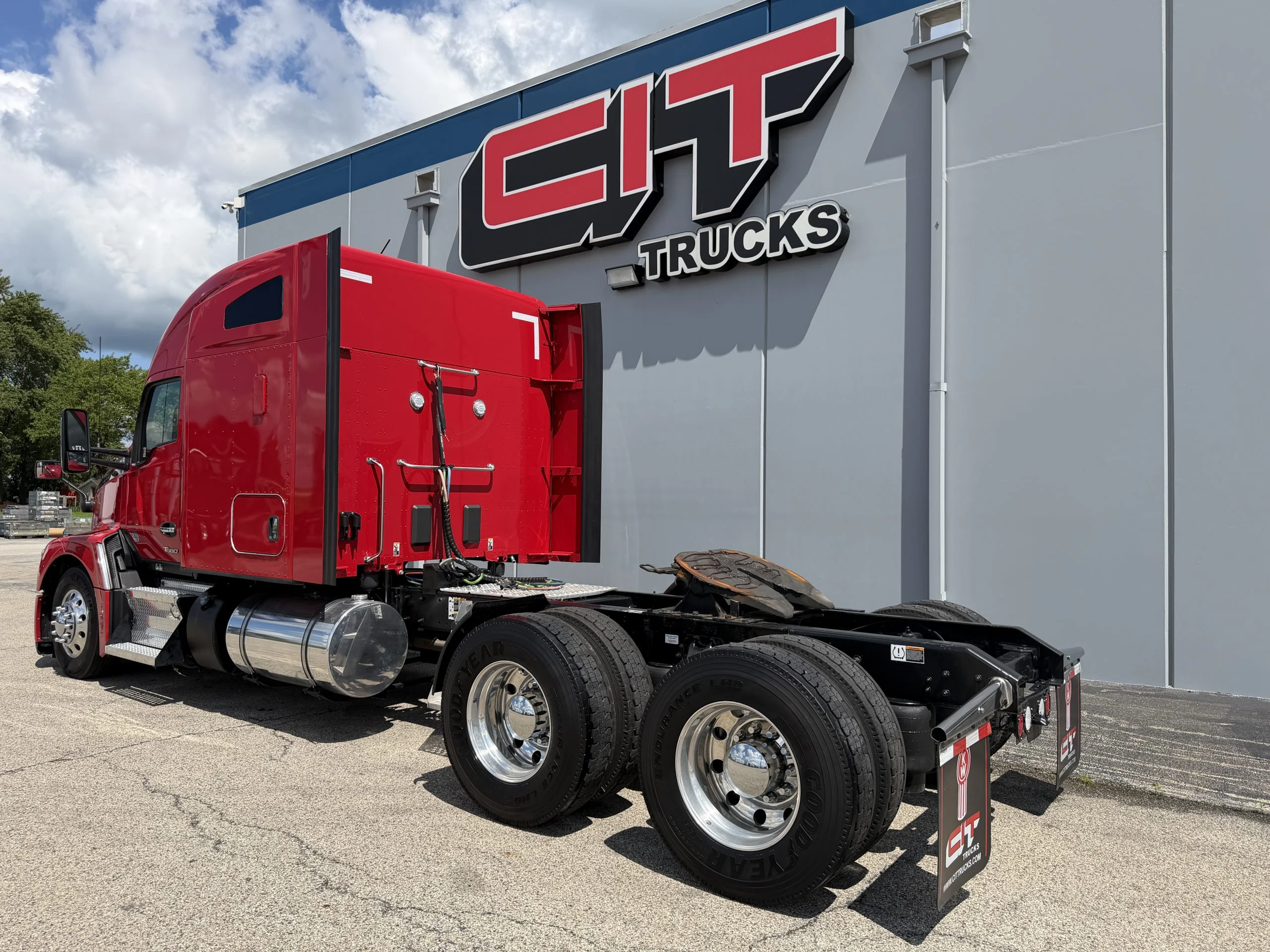 2022 Kenworth T680 in Champaign, IL — photo 6