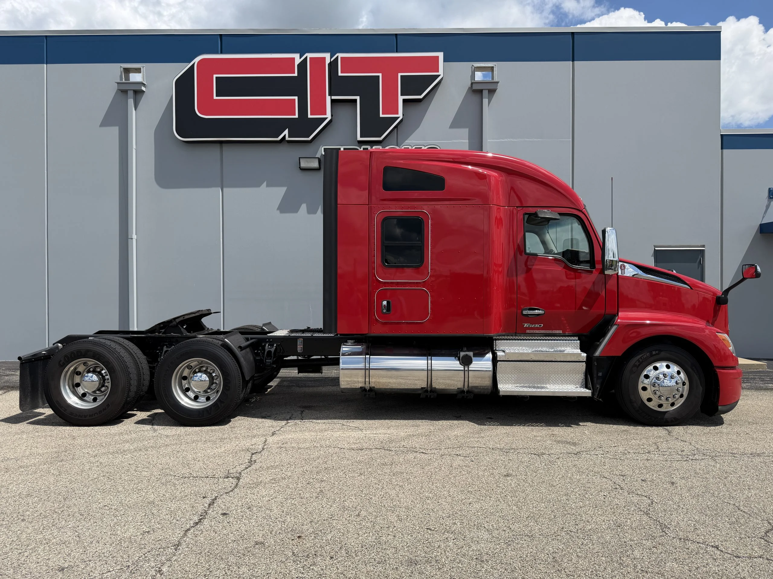 2022 Kenworth T680 in Champaign, IL — photo 3