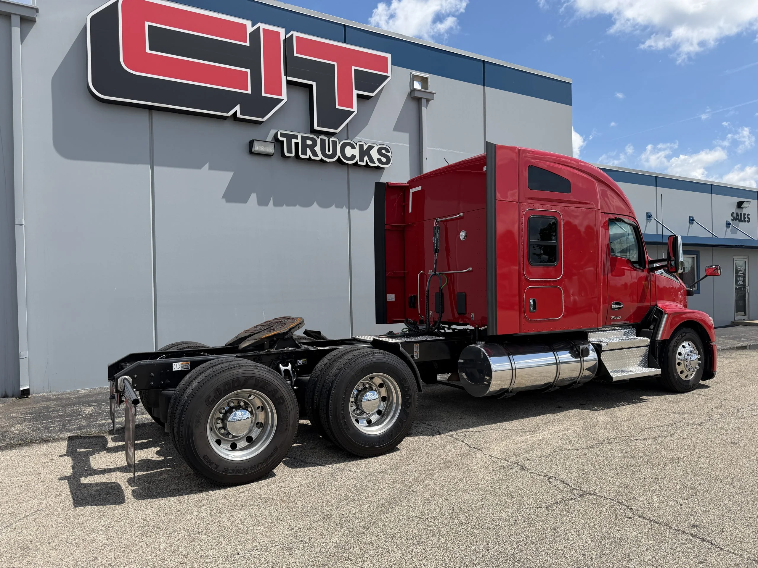 2022 Kenworth T680 in Champaign, IL — photo 4