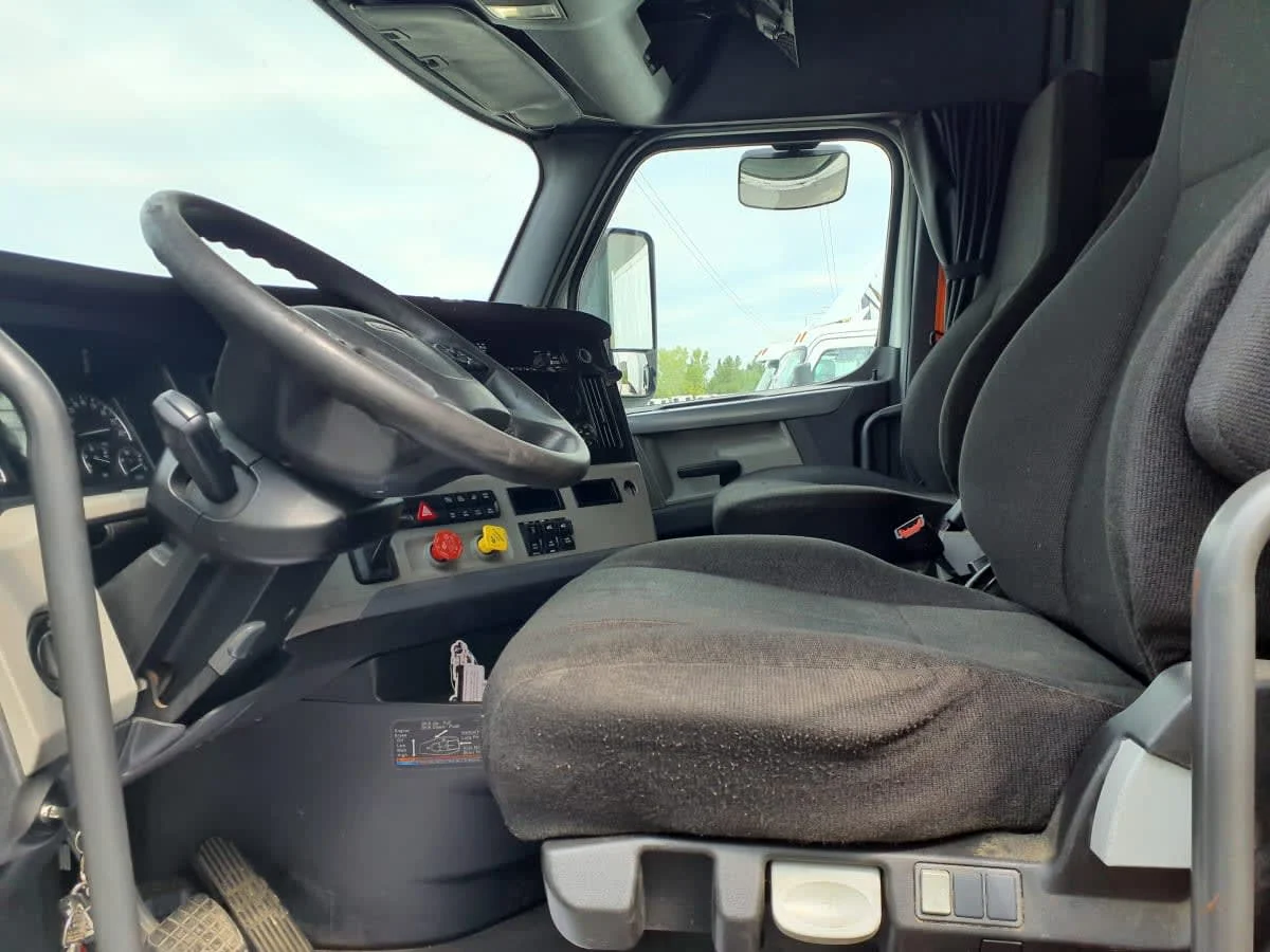 2019 Freightliner Cascadia in Indianapolis, IN — photo 7