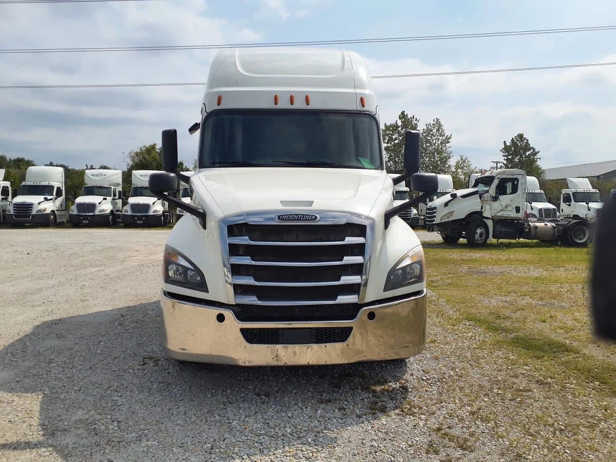 2019 Freightliner Cascadia in Indianapolis, IN — photo 2