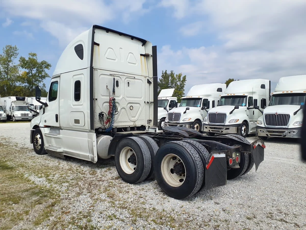 2019 Freightliner Cascadia in Indianapolis, IN — photo 6