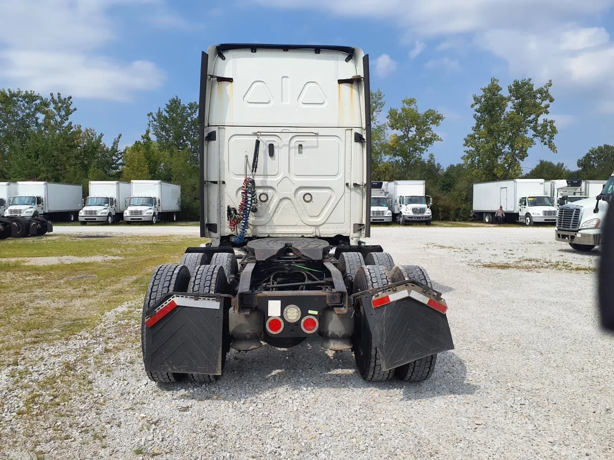 2019 Freightliner Cascadia in Indianapolis, IN — photo 5