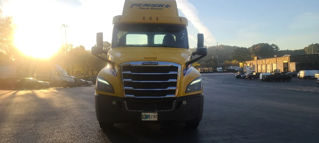 2020 Freightliner Cascadia - image 2