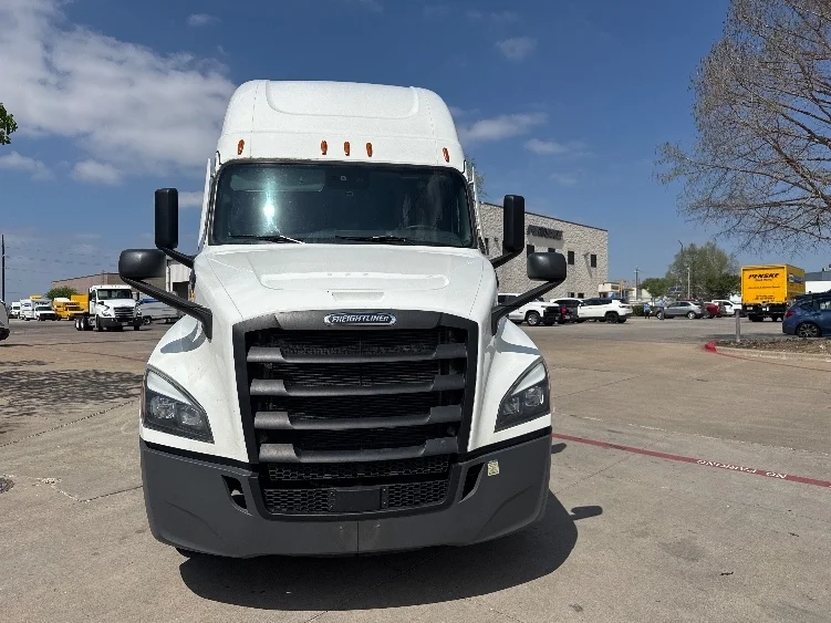 2023 Freightliner Cascadia - image 2