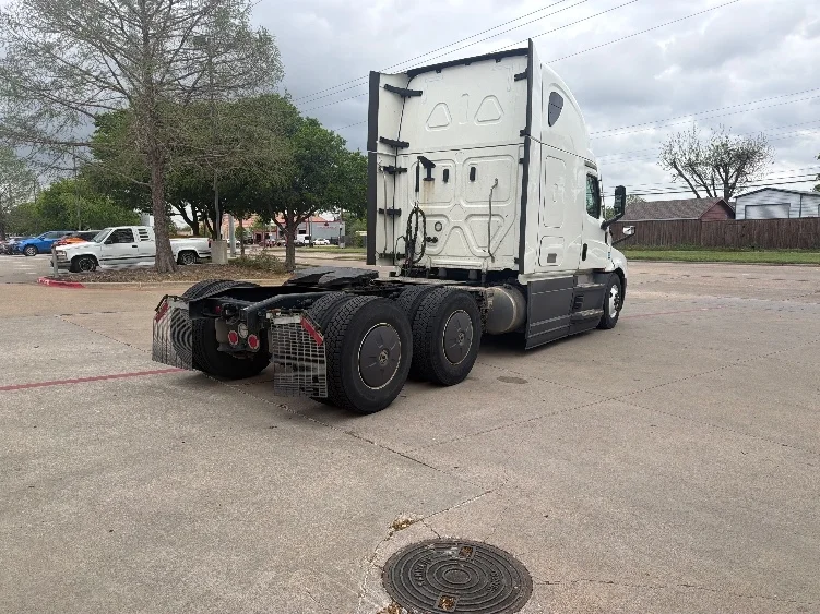 2023 Freightliner Cascadia - image 7