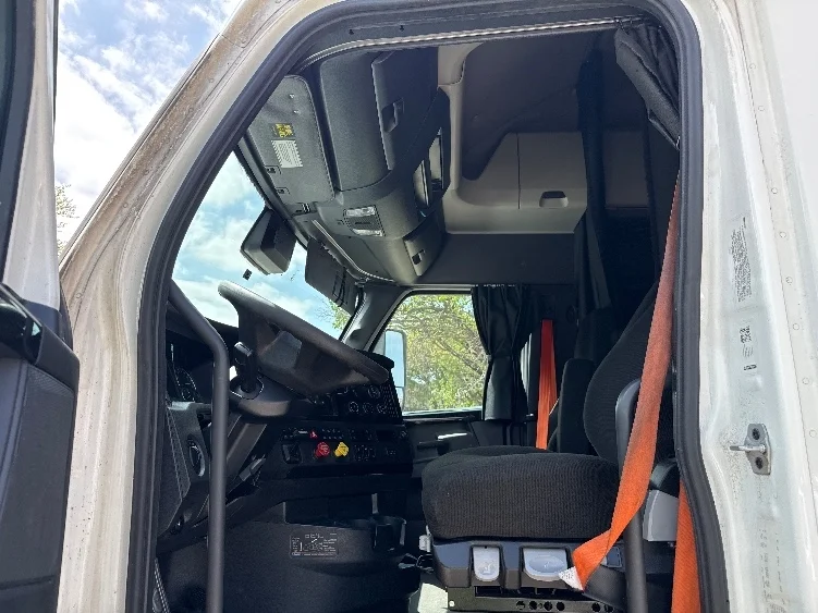 2023 Freightliner Cascadia - image 9