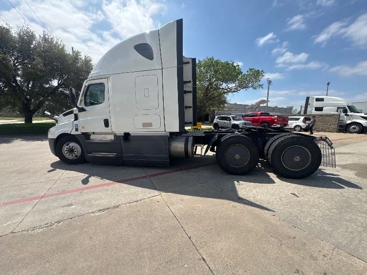 2023 Freightliner Cascadia - image 4