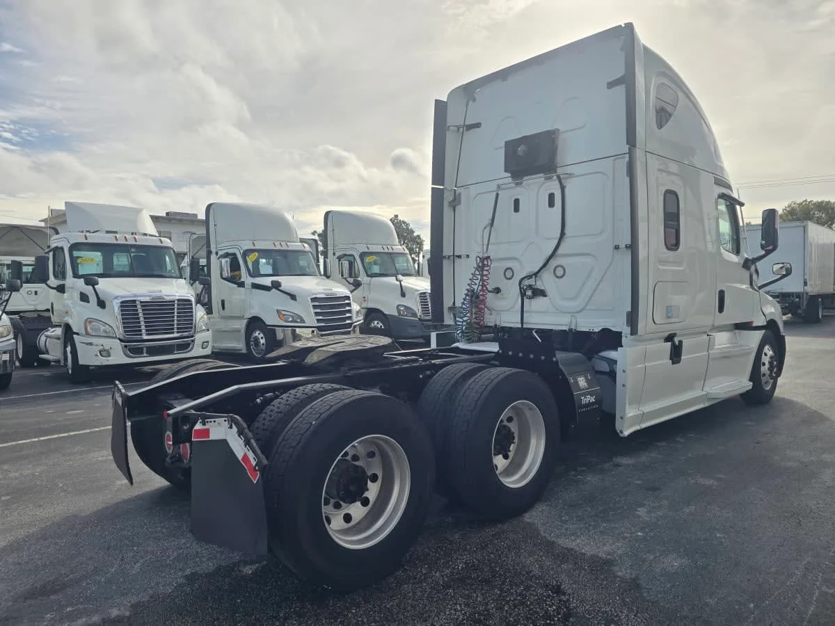 2021 Freightliner Cascadia - image 6