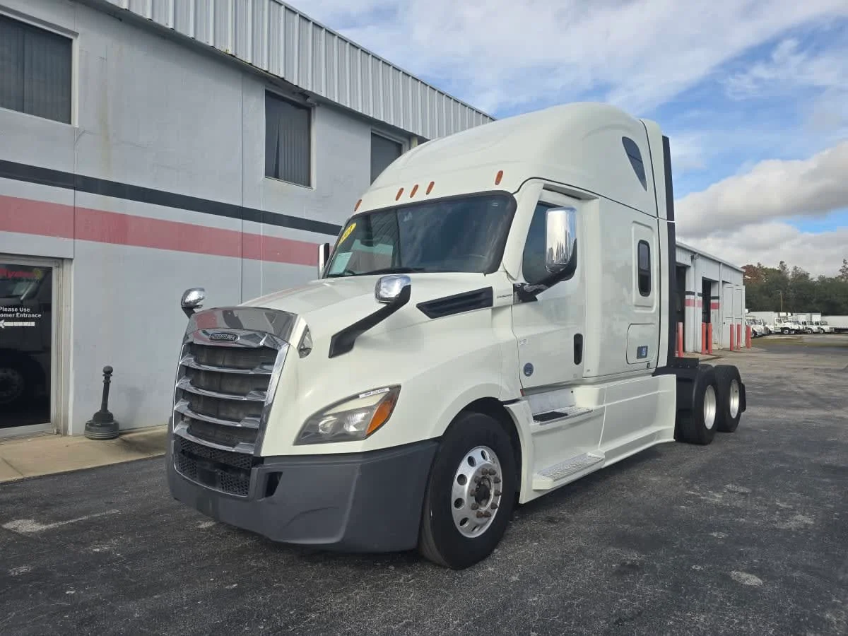 2021 Freightliner Cascadia - image 3