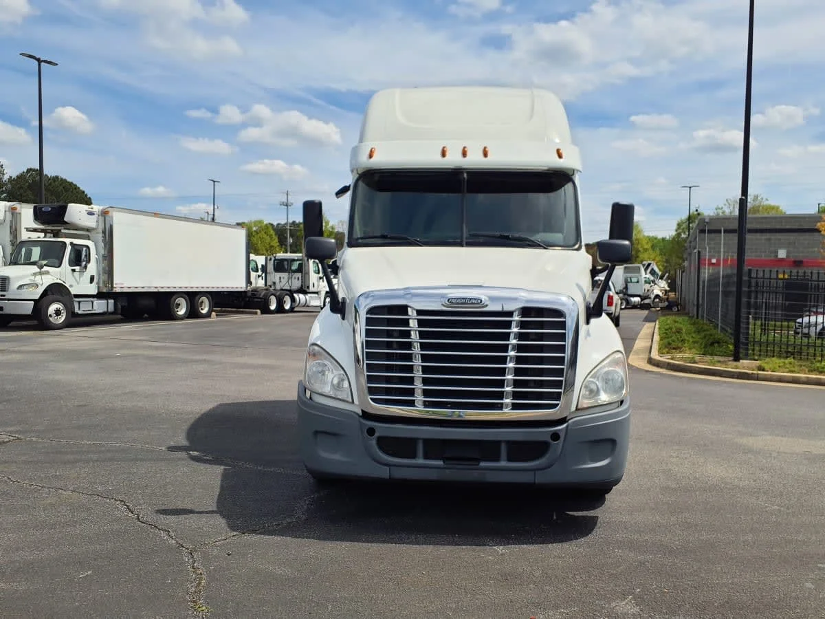 2019 Freightliner Cascadia - image 2