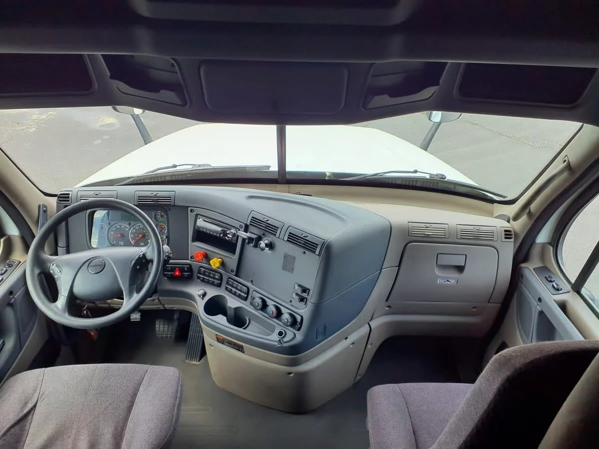 2019 Freightliner Cascadia - image 7