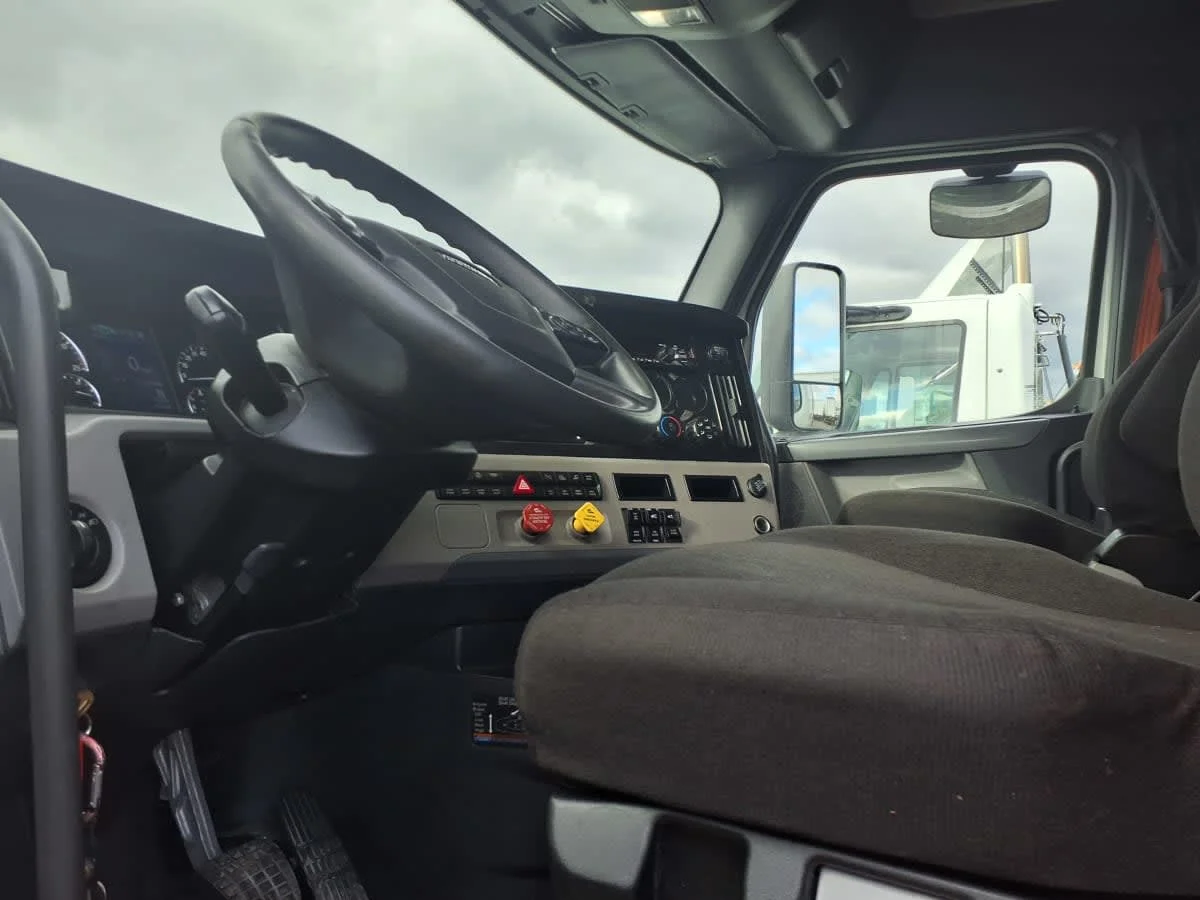 2021 Freightliner Cascadia - image 7