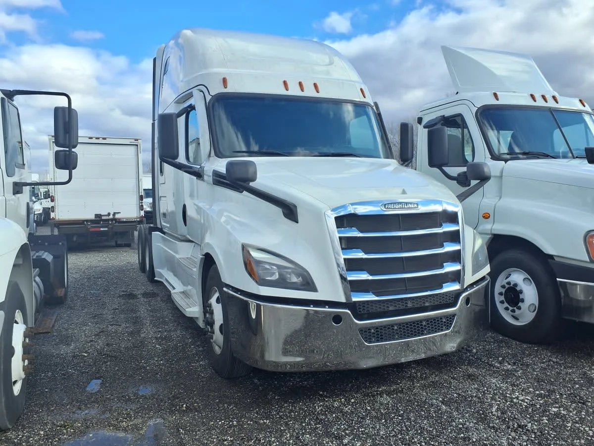 2021 Freightliner Cascadia - image 3