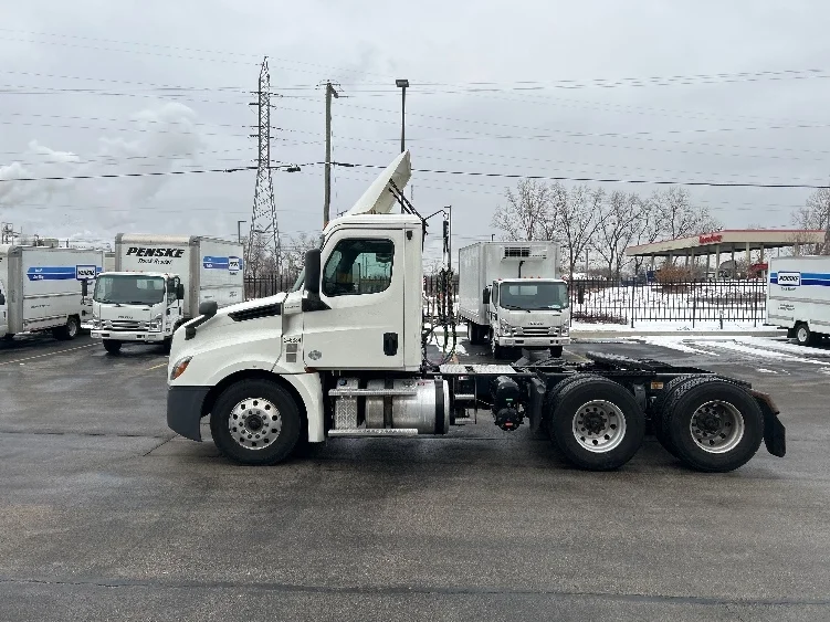 2019 Freightliner Cascadia in Melrose Park, IL — photo 4