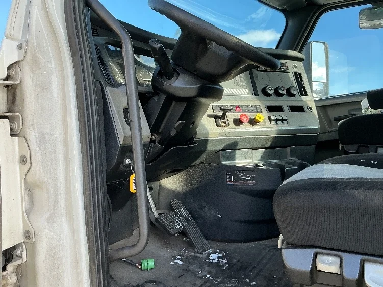 2019 Freightliner Cascadia in Melrose Park, IL — photo 9