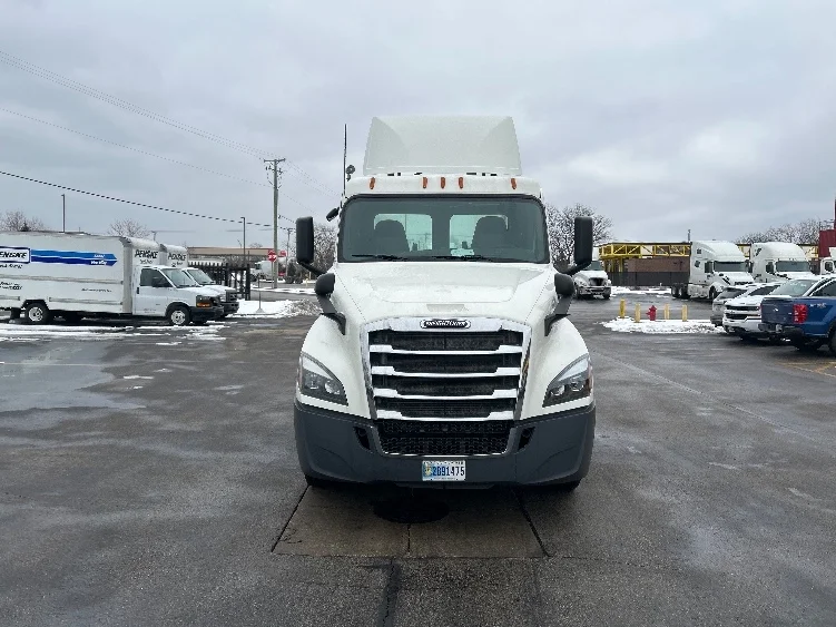 2019 Freightliner Cascadia in Melrose Park, IL — photo 2